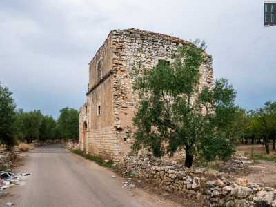 Risaliamo in macchina per dirigerci sulla Provinciale 67 che porta a Bitritto, a est del centro. � in quest�area che si erge, maestosa, l�omonima torre fondata nel 700 dal vicario generale bitettese Giovanni Grazio de Luzio 